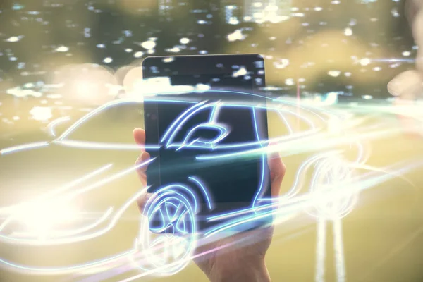 Двойное Воздействие Автомобильной Иконки Голограммы Женщины Держащей Использующей Мобильное Устройство — стоковое фото