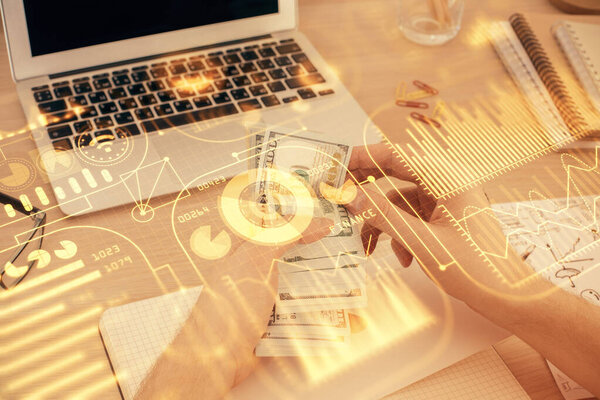 Мультиэкспозиция технологии рисования голограммы и долларовые купюры США и человеческие руки. Технологическая концепция.