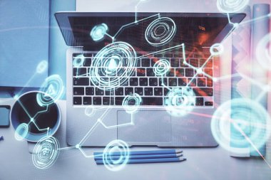 Masaüstü arkaplanındaki bilgisayar üzerinden sosyal ağ hologramı çizimleri. Üst Manzara. Çoklu maruz kalma. İnsanlarla bağlantı kavramı.