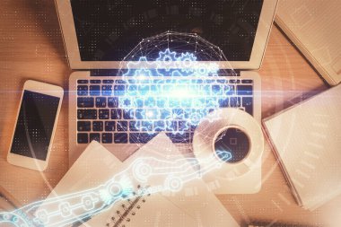 Bilgisayarla üst görünüm çalışma masası arka planında veri temasının çoklu pozlanması hologramı çiziyor. Teknoloji kavramı.