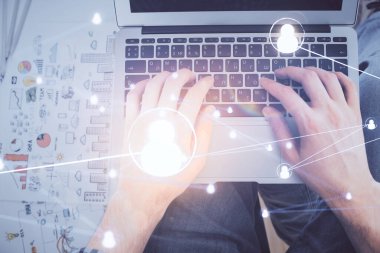İnsan elinin bilgisayar klavyesi ve sosyal ağ temalı hologram çizimlerinin üzerine iki kez yazı yazması. Üst Manzara. İnsanlar web konseptini bağlar.