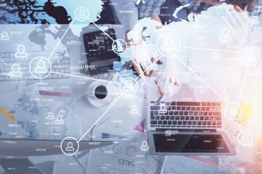 Kadın ve erkeğin birlikte çalıştığı çifte pozlama ve sosyal ağ temalı hologram çizimi. Bilgisayar arkaplanı. konsept bağlanıyor. Üst Görünüm.