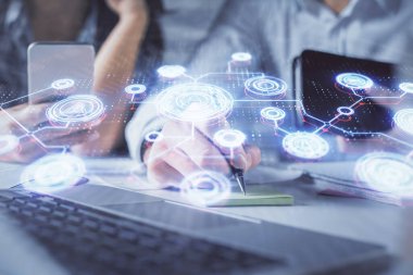 Kadın ve erkeğin birlikte çalıştığı çifte pozlama ve sosyal ağ temalı hologram çizimi. İnsanlar konsepte bağlanır. Bilgisayar arkaplanı.