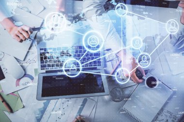 Kadın ve erkeğin birlikte çalıştığı çifte pozlama ve sosyal ağ temalı hologram çizimi. İnsanlar konsepte bağlanır. Bilgisayar arkaplanı.