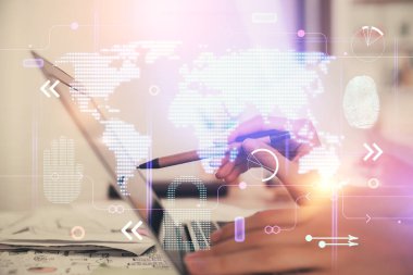 Bilgisayar ve dünya haritası çizimleri üzerinde çalışan kadın elleri çift pozlama. Uluslararası teknoloji sektörü konsepti.