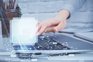 Bilgisayar ve veri temalı hologram çizimlerinde çalışan kadın elleri çift pozlama. Teknoloji kavramı.