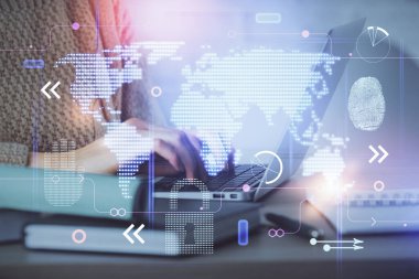 Bilgisayar ve dünya haritası çizimleri üzerinde çalışan kadın elleri çift pozlama. Uluslararası teknoloji sektörü konsepti.