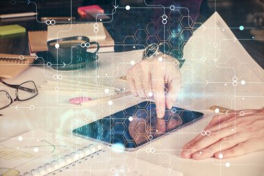 Bir adamın elini tutarken ve dijital bir cihaz ve veri temalı çizim kullanırken çift pozlama. Teknoloji konsepti.