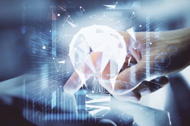 Dijital bir cihaz ve ampul hologram çizimi kullanarak insanın ellerini tutarken çift pozlama. Fikir kavramı.