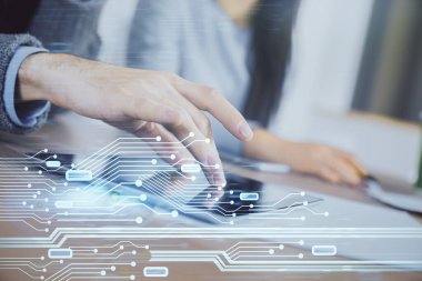 Veri temalı hologram çizimine çifte maruz kalma ve birlikte çalışan erkek ve kadın mobil bir cihaz kullanıyor..