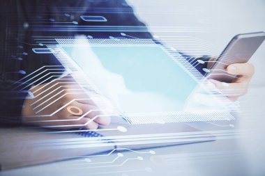 Teknolojiye çifte maruz kalma, hologram ve cep telefonu kullanan bir kadın..