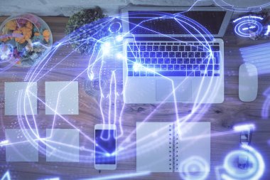 Masaüstü arkaplanındaki bilgisayar üzerinden eğitim hologramı çizimleri. Üst Manzara. Çoklu pozlama.