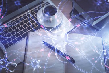 Masaüstü arkaplanındaki bilgisayarın üzerinde nöron hologramı çizimleri. Üst Manzara. Çoklu maruz kalma. Eğitim kavramı.
