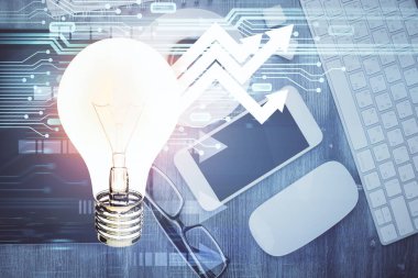 Ampulü telefonla masanın üzerine çizerken çift pozlama. Üst Manzara. Fikir kavramı.