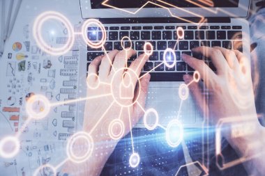 İnsan elinin bilgisayar klavyesi ve sosyal ağ temalı hologram çizimlerinin üzerine iki kez yazı yazması. Üst Manzara. İnsanlar web konseptini bağlar.