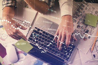 Kadın ve erkeğin birlikte çalışması ve veri temalı hologram çizimi. Bilgisayar arkaplanı. Üst Görünüm.