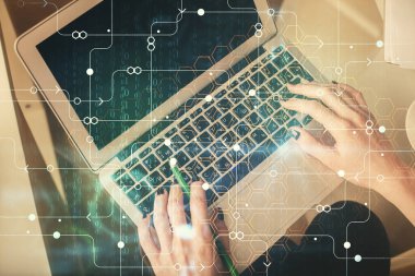 Bilgisayar ve veri temalı hologram çizimlerinde çalışan kadın elleri çift pozlama. Üst Manzara. Teknoloji konsepti.