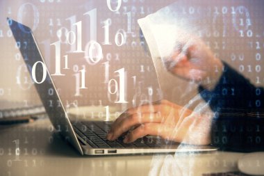 Bilgisayar ve veri temalı hologram çizimleri üzerinde çalışan kadın ellerine çok fazla maruz kalma. Teknoloji kavramı.