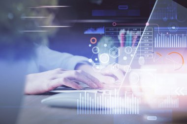 Bilgisayar ve veri temalı hologram çizimlerinde çalışan kadın elleri çift pozlama. Teknoloji kavramı.