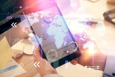 Dijital bir cihaz ve harita kullanarak insanın elini tutarken birden fazla pozlama. Uluslararası iş kavramı.