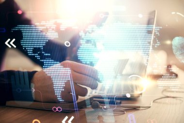 Dijital bir cihaz ve harita kullanarak insanın elini tutarken birden fazla pozlama. Uluslararası iş kavramı.