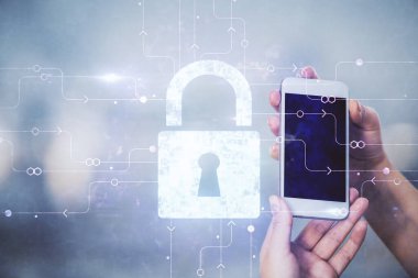 Kilit çizimi, hologram ve cep telefonu kullanan bir kadının iki kez görüntülenmesi. Güvenlik konsepti