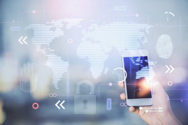 Harita çizimine çift pozlama hologram ve cep telefonu kullanan bir kadın..