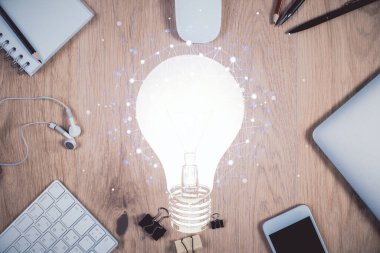Ampulü telefonla masanın üzerine çizerken çift pozlama. Üst Manzara. Fikir kavramı.