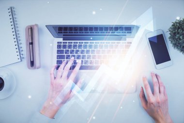 Bilgisayar ve ok hologramı çizimleri üzerinde çalışan kadın elleri çift pozlama. Üst Manzara. büyüme kavramı.