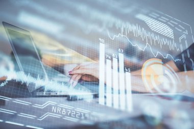 Bilgisayar ve teknoloji temalı çizimlerde kadın elinin çifte pozlanması. Yüksek Teknoloji kavramı.