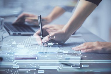 Bilgisayar ve veri temalı hologram çizimlerinde çalışan kadın elleri çift pozlama. Teknoloji kavramı.