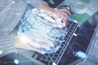 Bilgisayar ve veri temalı hologram çizimlerinde çalışan kadın elleri çift pozlama. Teknoloji kavramı.