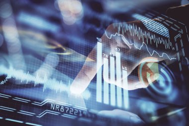 Dijital bir cihaz ve teknoloji temalı hologram çizimi kullanarak insanın elini tutarken çift pozlama. Teknoloji konsepti.