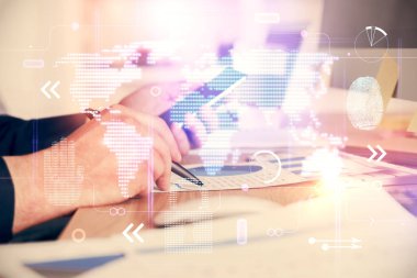 Dijital bir cihaz ve harita kullanarak insanın elini tutarken birden fazla pozlama. Uluslararası iş kavramı.