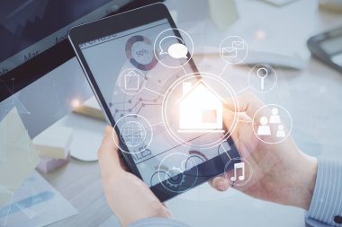 Dijital bir cihaz ve şehir çizimi kullanarak insanın ellerini tutarken çift pozlama.