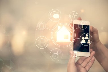 Hologram binaları ve mobil cihaz kullanan kadınları iki kez gösteriyor. Akıllı şehir konsepti.