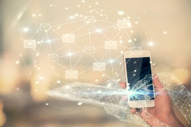 Çift taraflı zarf ikonu hologramı ve cep telefonu kullanan bir kadın. E- posta konsepti.