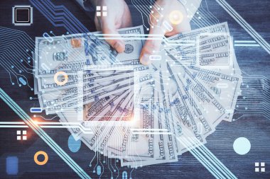 Teknolojiye çoklu maruz kalma hologram, dolar banknotları ve insan eli. Veri kavramı