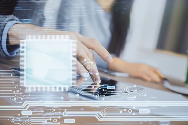 Veri temalı hologram çizimine çifte maruz kalma ve birlikte çalışan erkek ve kadın mobil bir cihaz kullanıyor..