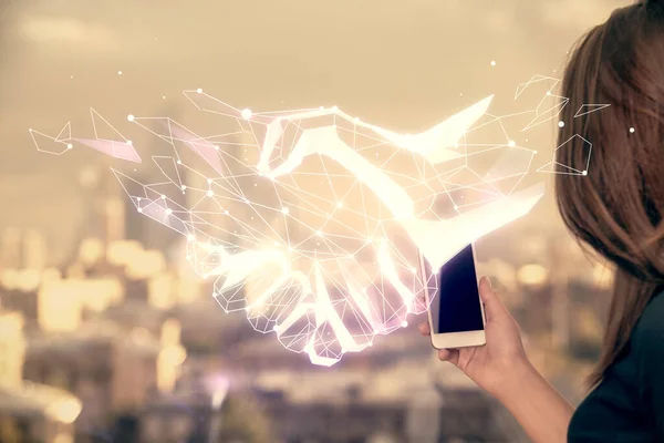 Podwójna Ekspozycja Hologram Uścisku Dłoni Kobietę Trzymającą Używającą Urządzenia Mobilnego — Zdjęcie stockowe