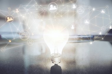 Ofisteki kahve fincanı arka planında iki kez sosyal ağ temasına maruz kalma hologramı çiziyor. İnsanlar arasındaki bağlantıyı kavra.