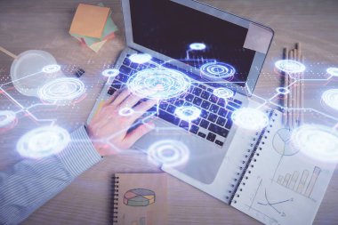 İnsan elinin bilgisayar klavyesi ve sosyal ağ temalı hologram çizimlerinin üzerine iki kez yazı yazması. Üst Manzara. İnsanlar web konseptini bağlar.
