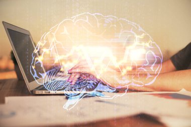 Bilgisayar ve insan beyin hologramı çizimleri üzerinde çalışan kadın ellerine çok maruz kaldı. Ai teknoloji konsepti.