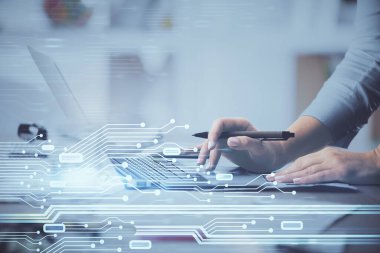 Bilgisayar ve veri temalı hologram çizimlerinde çalışan kadın elleri çift pozlama. Teknoloji kavramı.