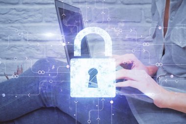 Bilgisayarda çalışan ve hologram çizimlerini kilitleyen kadın elleri çift pozlama. Güvenlik kavramı.