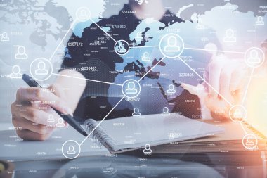 Elinde kredi kartı ve sosyal ağ temalı bir çizim tutan bir adamın çift pozu. Dijital finans ve E-ticaret kavramı.