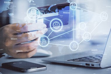 İnternetten alışveriş yapan kadının elinde kredi kartı ve sosyal ağ temalı bir çizim var. İlişki E-ticaret kavramı.