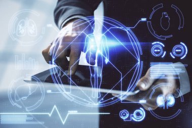 Bir adamın elini tutarken ve telefon ve eğitim teması kullanırken çift pozlama.