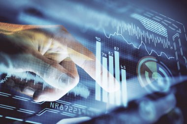 Dijital bir cihaz ve teknoloji temalı hologram çizimi kullanarak insanın elini tutarken çift pozlama. Teknoloji konsepti.