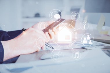 Dijital bir cihaz ve şehir çizimi kullanarak insanın ellerini tutarken çift pozlama.